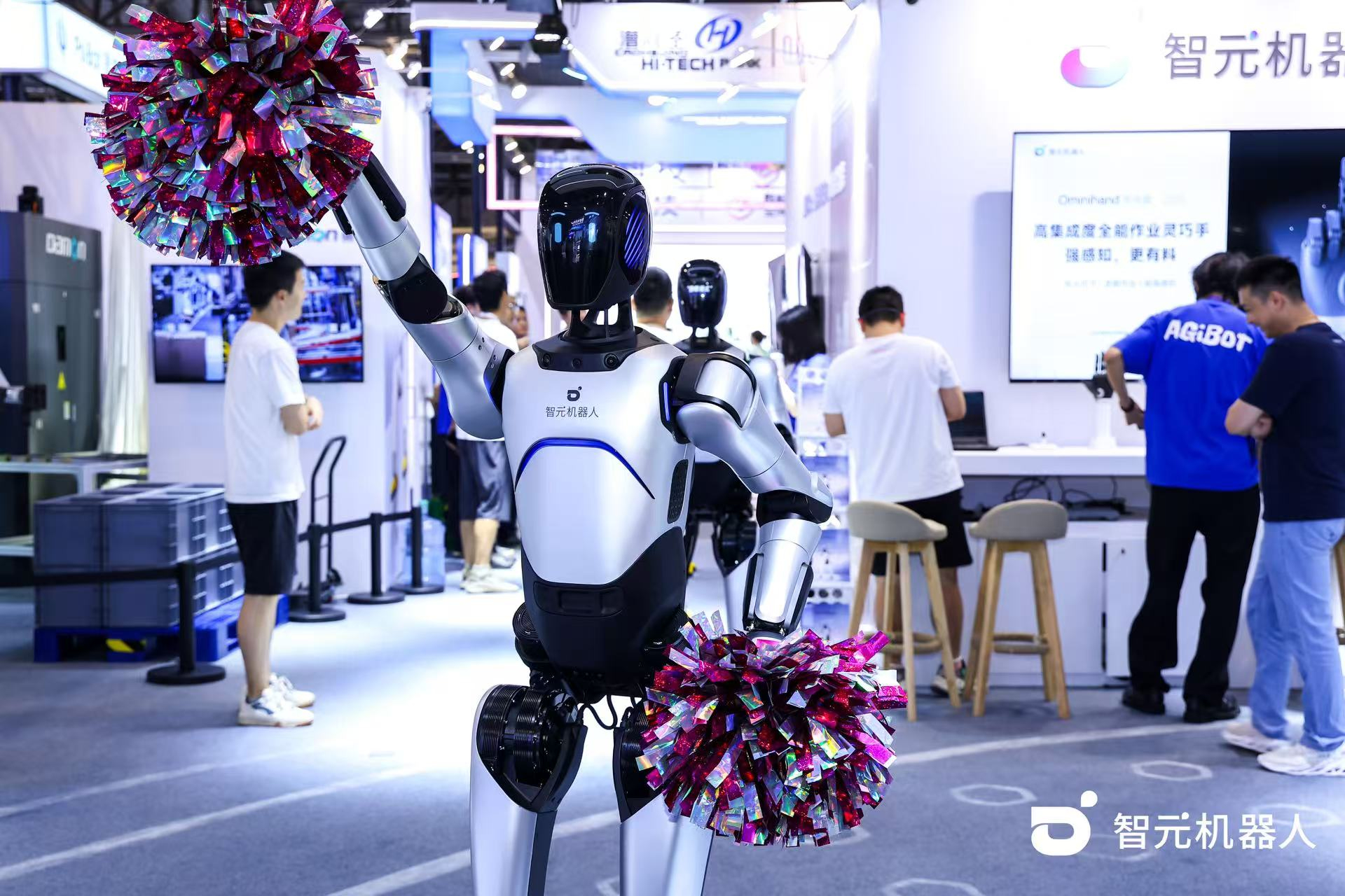 j9国际站机器人 WAIC 首日展台火爆，机器人家族集体打工忙不停